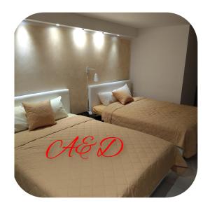 Dos camas con la palabra Oreo escrita en ellas en Apartment A&D, en Pančevo