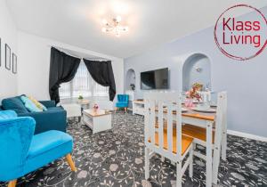 Χώρος καθιστικού στο Lady Wilson Apartment by Klass Living Airdrie