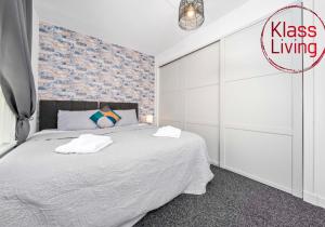 Ένα ή περισσότερα κρεβάτια σε δωμάτιο στο Lady Wilson Apartment by Klass Living Airdrie +18 φωτογραφίες
