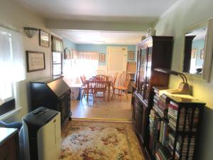 Χώρος καθιστικού στο 304 S Broadway