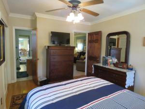 Μια τηλεόραση ή/και κέντρο ψυχαγωγίας στο 304 S Broadway +11 φωτογραφίες