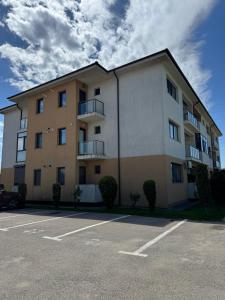 ein großes Mehrfamilienhaus mit Parkplatz in der Unterkunft Luna 21 Eforie Nord in Eforie