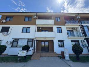 ein großes weißes Gebäude mit einer Eingangstür in der Unterkunft Luna 21 Eforie Nord in Eforie + 5 Fotos