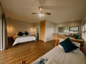 Katil atau katil-katil dalam bilik di Dolphin View Cottages