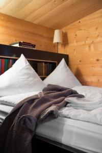 ein Bett mit einer Decke darüber in der Unterkunft Gästehaus berge in Aschau im Chiemgau