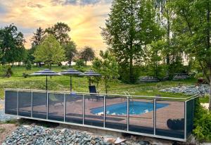 Der Swimmingpool an oder in der Nähe von Ferienwohnungen Brenner einchecken und wohlfühlen
