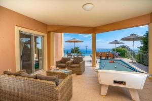 Bazén v ubytování Villa Estiasi by Villa Plus nebo v jeho okolí