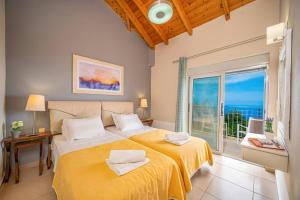 Postel nebo postele na pokoji v ubytování Villa Estiasi by Villa Plus