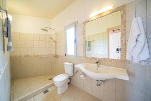 Koupelna v ubytování Villa Estiasi by Villa Plus + 19 fotografií