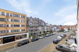 a street with cars parked on the side of the road at Studio Cosy & Zen à Coxyde Dog-friendly in Koksijde