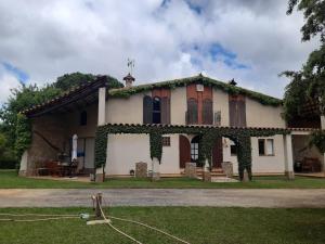 a house with ivy on the side of it at Mas Martí in Solíus