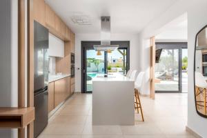 Køkken eller tekøkken på Villa Apollon Lindian Palm by Villa Plus