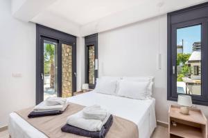 En eller flere senge i et værelse på Villa Apollon Lindian Palm by Villa Plus