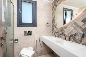 Et badeværelse på Villa Apollon Lindian Palm by Villa Plus + 17 billeder