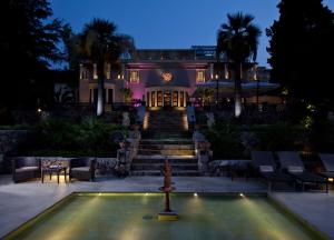 Бассейн в The Ashbee Hotel или поблизости