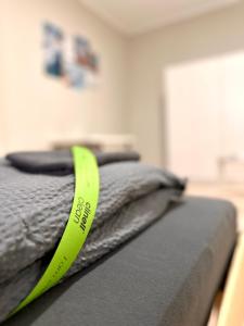 Ένα ή περισσότερα κρεβάτια σε δωμάτιο στο Neuwertiges Apartment mit schnellem WLAN, Glasfaser, Kostenlose Privatparkplatz auch für Transporter geeignet R23