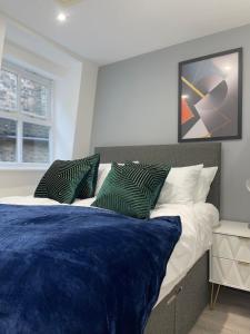 Ένα ή περισσότερα κρεβάτια σε δωμάτιο στο 2 Bedroom Apartment - Abacus House - Huntingdon Town Centre - Contractor Friendly - Free Parking - Full Kitchen - Washer Dryer - Spacious - Ideal for Work Stays