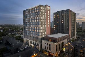南汇上海国际旅游度假区福朋喜来登酒店的城市两座高楼高空景观