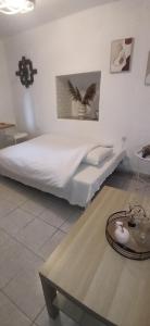 A bed or beds in a room at Pythagora
