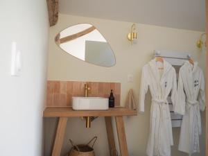 Ένα μπάνιο στο Maison Pernette, cocon d'évasion avec bain nordique +44 φωτογραφίες