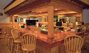 Ο χώρος του lounge ή του μπαρ στο Maplewood Inn at the Historic Maplewood Golf Course