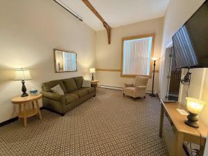 Μια τηλεόραση ή/και κέντρο ψυχαγωγίας στο Maplewood Inn at the Historic Maplewood Golf Course
