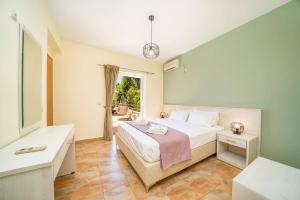 Postel nebo postele na pokoji v ubytování Villa Olympia Skala by Villa Plus