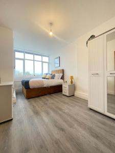 Postel nebo postele na pokoji v ubytování 2 Bedroom Apartment - Flitwick - Contractor Friendly - Tourist Ready - Full Kitchen - WiFi - Smart TV - Sofa Bed - FREE Parking - Ideal for Short or Long Stays