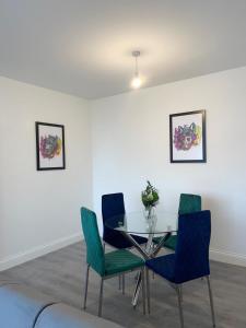 Posezení v ubytování 2 Bedroom Apartment - Flitwick - Contractor Friendly - Tourist Ready - Full Kitchen - WiFi - Smart TV - Sofa Bed - FREE Parking - Ideal for Short or Long Stays