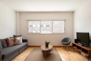 Μια τηλεόραση ή/και κέντρο ψυχαγωγίας στο Modern apartment in Parque das Nações