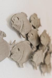 un groupe d'oiseaux assis sur une surface blanche dans l'établissement CORAL Beachfront 2BDR with pool by Casa Paraiso, à Cancún