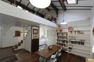 Knihovna v apartmánu