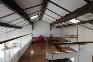 Palanda nebo palandy na pokoji v ubytování Unique - Monti district - lake view