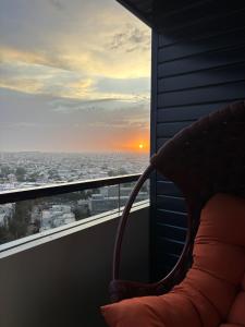 タシュケントにあるАренда квартиры #19 NRG U-Tower Rent an apartmentのバルコニー(椅子付)