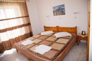 ein Schlafzimmer mit einem Bett mit zwei Handtüchern darauf in der Unterkunft Archodia Studios in Kefalos
