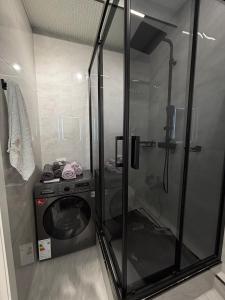 タシュケントにあるАренда квартиры #19 NRG U-Tower Rent an apartmentのシャワー付きのバスルームにある洗濯機 +29枚の写真