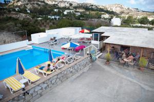 einen Blick über das Resort mit Pool in der Unterkunft Archodia Studios in Kefalos