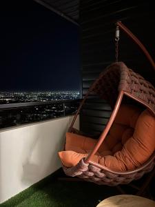 タシュケントにあるАренда квартиры #19 NRG U-Tower Rent an apartmentのバルコニー(ハンギングチェア付)