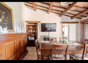 a dining room with a wooden table and chairs at Athena Casa Vacanze in Campello sul Clitunno