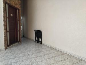 two black chairs sitting next to a wall at Quarto Sakura na Sakura House in Indaiatuba
