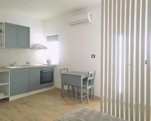 a kitchen with a table and a table and chairs at B&B Maria in San Giovanni Teatino