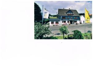 Vistas a una calle con un edificio y una ciudad en Hotel Restaurant Biesenbach, en Wipperfürth