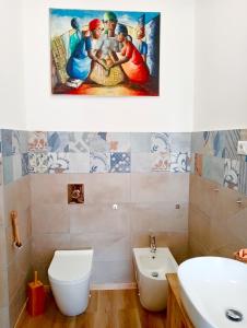 a bathroom with a painting hanging on the wall at Residenza il Rododendro in Candelo