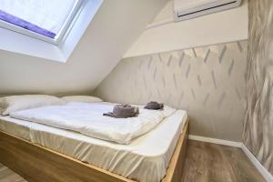 Posteľ alebo postele v izbe v ubytovaní Centrum Charm Apartment