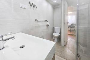 Kúpeľňa v ubytovaní Centrum Charm Apartment + 14 fotografií