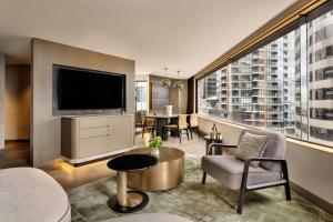 TV a/nebo společenská místnost v ubytování JW Marriott Auckland