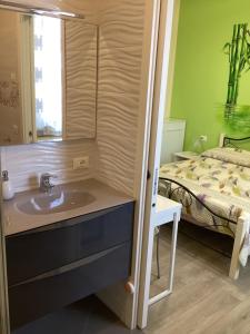 Postel nebo postele na pokoji v ubytování Villa Caterina + 47 fotografií