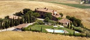 an aerial view of a house with a swimming pool at Agriturismo La Fraternita in Montepulciano