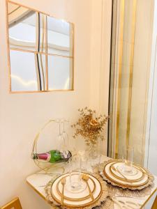 een tafel met twee borden en een mand erop bij SM Bicutan Miami Flat in Manilla