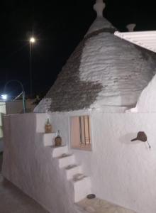- un bâtiment blanc doté d'une fenêtre la nuit dans l'établissement Il trullo della nonna, à Martina Franca 20 autres photos